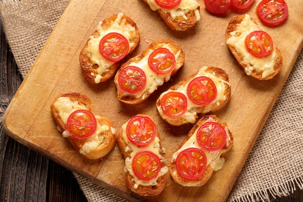 Torrada grelhada com queijo e tomate — Fotografia de Stock