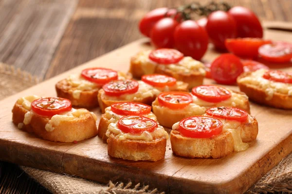 Тости на грилі з сиром і помідорами — стокове фото