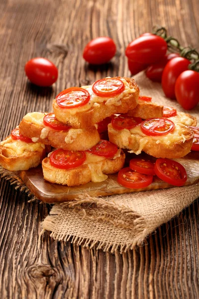 Toast vom Grill mit Käse und Tomaten — Stockfoto