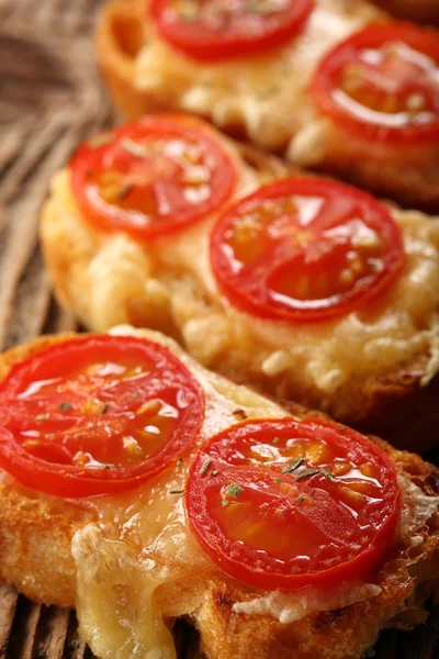 Toast vom Grill mit Käse und Tomaten — Stockfoto
