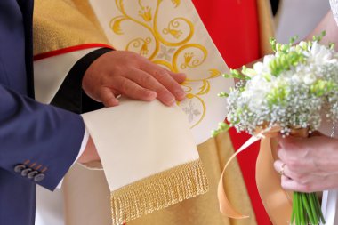 Gelin ve damat kilisede nikah yüzükleri değişim sırasında