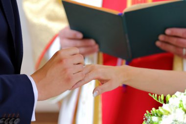 Gelin ve damat kilisede nikah yüzükleri değişim sırasında