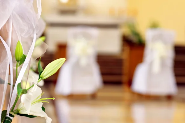 Decoração da igreja antes da cerimônia de casamento com espaço para texto — Fotografia de Stock