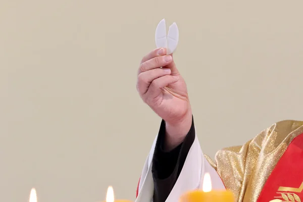 Священник возглавляет мессу и святое причастие в храме — стоковое фото