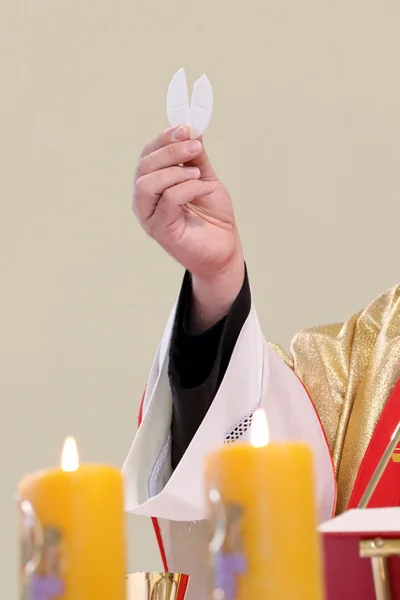 Priester vieren een massa en heilige communie in de kerk — Stockfoto