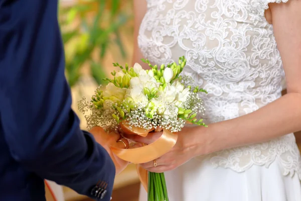 Novia y novio durante el intercambio de anillos de boda — Foto de Stock