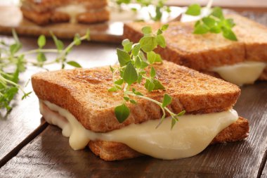 Taze ekmek peynir ve otlar ile