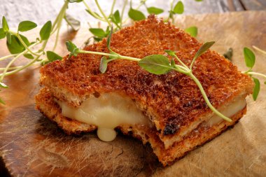 Taze ekmek peynir ve otlar ile