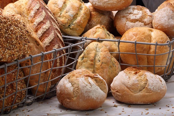 Διάφορα είδη ψωμιού σε ένα μεταλλικό καλάθι — Φωτογραφία Αρχείου