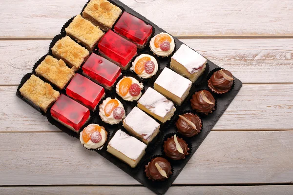 Muchos tipos diferentes de pasteles en el conjunto de catering con espacio para texto —  Fotos de Stock