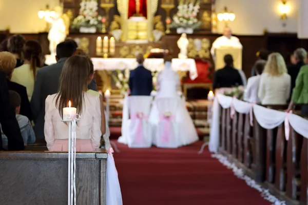Молодая пара выходит замуж в церкви — стоковое фото