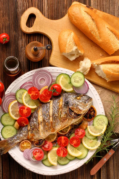 Baget ve plaka üzerinde sebze ızgara balık