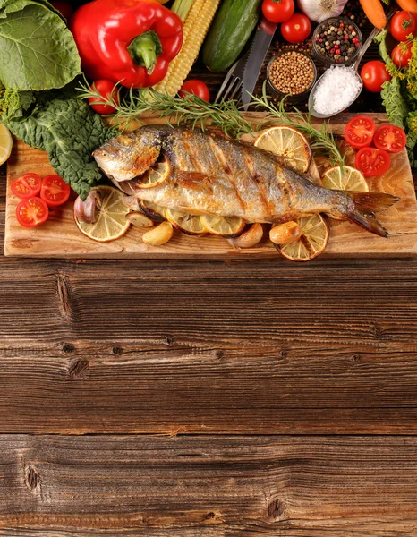 Poisson grillé aux légumes sur un vieux fond en bois avec espace — Photo