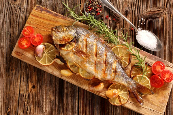 Pesce grigliato sul tavolo — Foto Stock