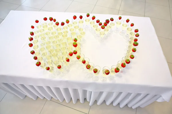 Bicchieri di champagne a forma di cuore su celebrati nuziali — Foto Stock