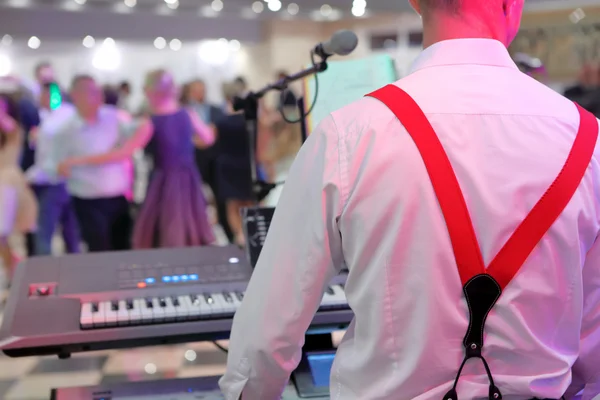 Dancing couples during party or wedding celebration — Stock Photo, Image