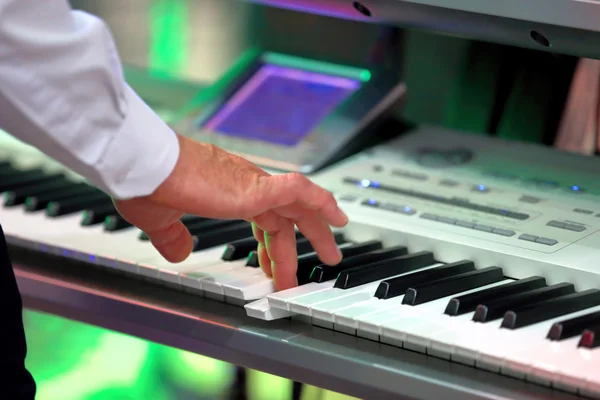 Hombre tocando el teclado en una fiesta — Foto de Stock