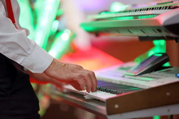 Hombre tocando el teclado en una fiesta — Foto de Stock