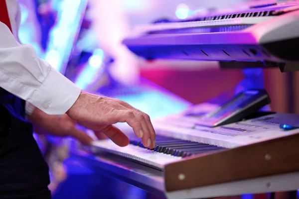 Mann spielt auf einer Party Keyboard — Stockfoto