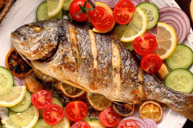 Izgara balık ve sebze plaka üzerinde