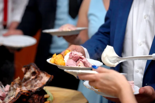 Kelner serwowane pieczone mięso na imprezie — Zdjęcie stockowe