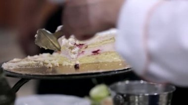 Hizmet düğün partisi ile beyaz düğün pastası