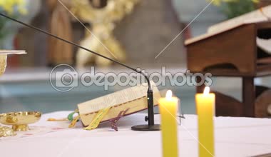 Rahip kutlamak bir kitle ve komünyon Kilisesi