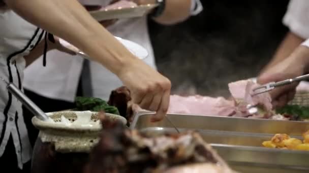 Cocinero y camareros sirven carne asada en la fiesta — Vídeos de Stock