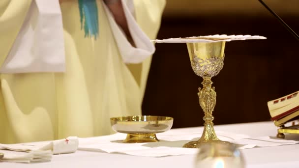 Prêtre célébrer une messe et la sainte communion à l'église — Video