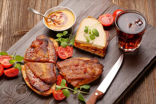 Сэндвич с жареным беконом на деревянном фоне — стоковое фото