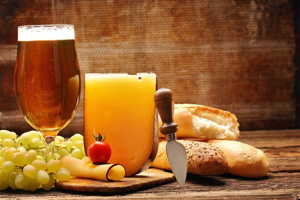 Aperitivo de queijo amarelo e cerveja com espaço para texto — Fotografia de Stock