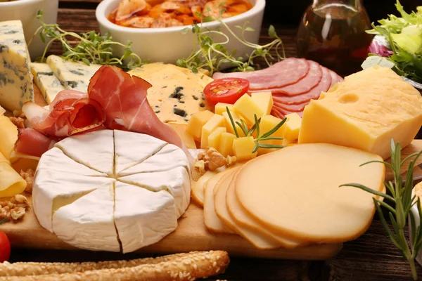 Conselho de vários tipos de queijo e aperitivos conjunto — Fotografia de Stock