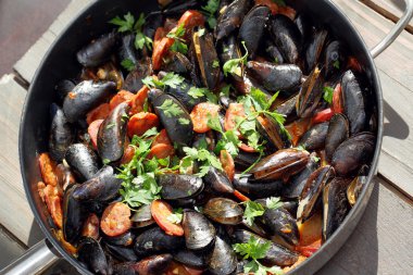 Bir tavada pişirme chorizo ile midye