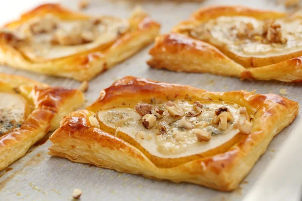 Peras assadas em massa folhada com queijo gorgonzola e nozes — Fotografia de Stock