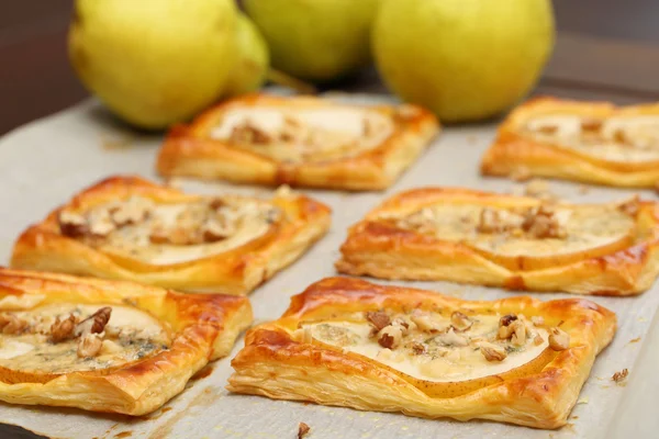 Peras assadas em massa folhada com queijo gorgonzola e nozes — Fotografia de Stock