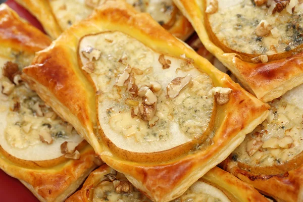 Груши, запеченные в слоеном тесте с сыром горгонзола и грецкими орехами — стоковое фото