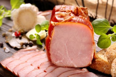 Ahşap arka plan üzerinde taze jambon