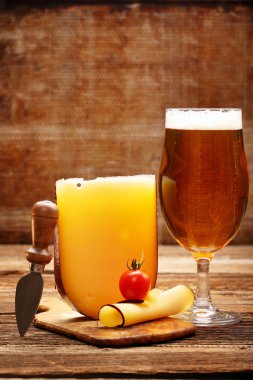 Sarı peynir meze ve bira