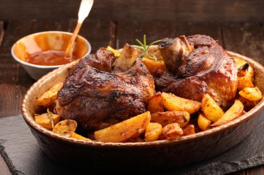 Fırında patates ve daldırma ile ızgara ızgara et
