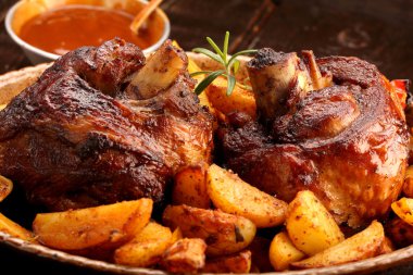 Fırında patates ve daldırma ile ızgara ızgara et