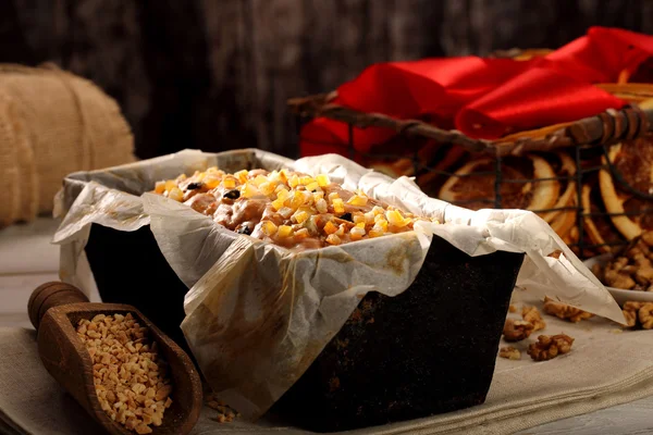 Bolo de frutas de Natal no molde de cozimento — Fotografia de Stock