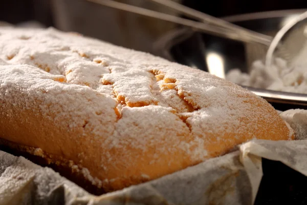 Kalıp pişirme pudra şekeri ile ev yapımı kek — Stok fotoğraf