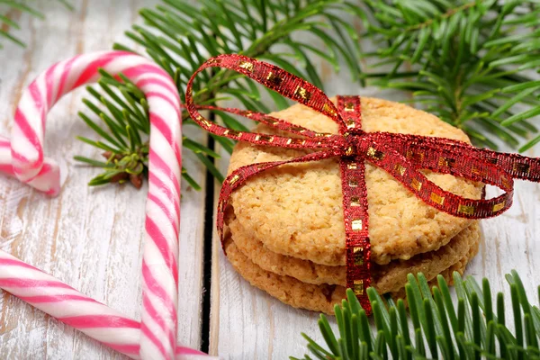 Biscoitos de Natal com decoração em fundo de madeira — Fotografia de Stock