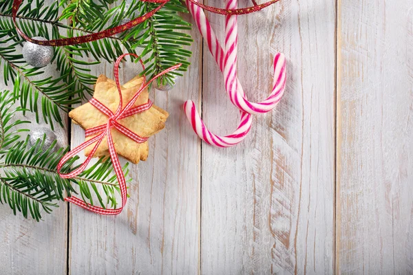 Рождественское печенье с отделкой на деревянном фоне — стоковое фото