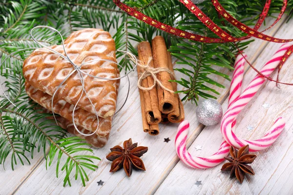 Μπισκότα Χριστουγέννων με διακόσμηση σε ξύλινα φόντο — Φωτογραφία Αρχείου