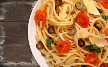 Zeytin ve domatesli spagetti ve metin için boş alan.