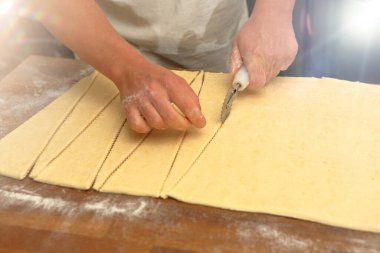 Baker kruvasan için hamur keser ve metin için boş alan