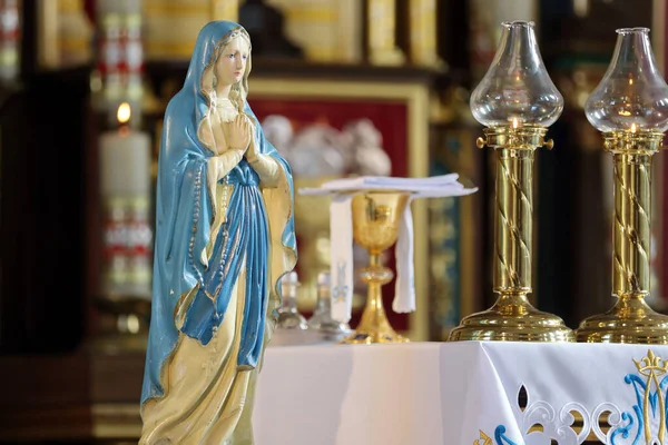 Статуя Святої Марії Задньому Плані Жертовника Під Час Святої Меси — стокове фото