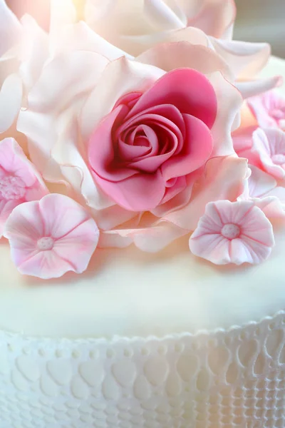 糖玫瑰装饰婚礼蛋糕 空余文字空间 — 图库照片