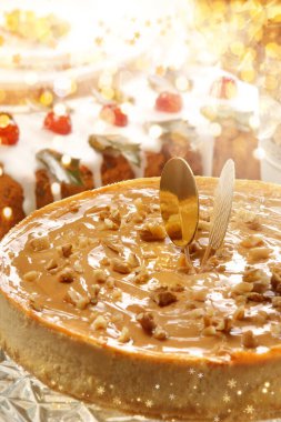 Karamelli ve fındıklı Noel pastası.